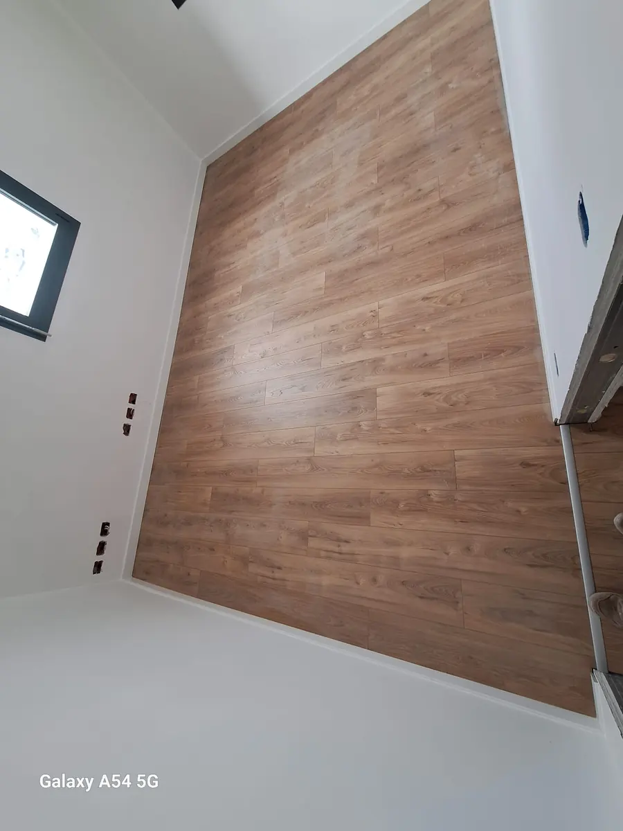 Pavimento in legno appena posato in una mansarda