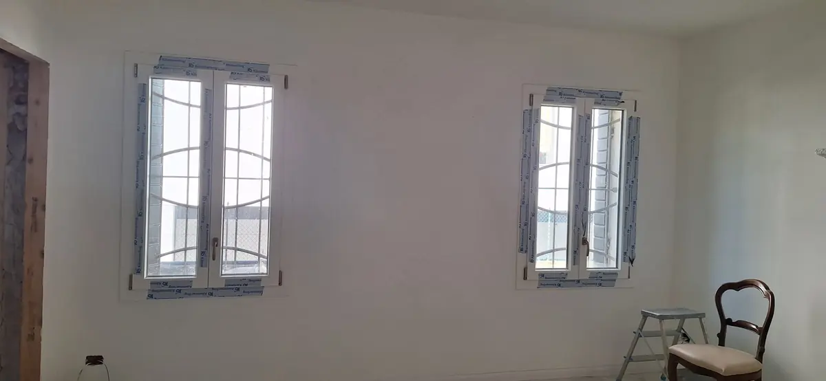 Due finestre in PVC bianco in un soggiorno