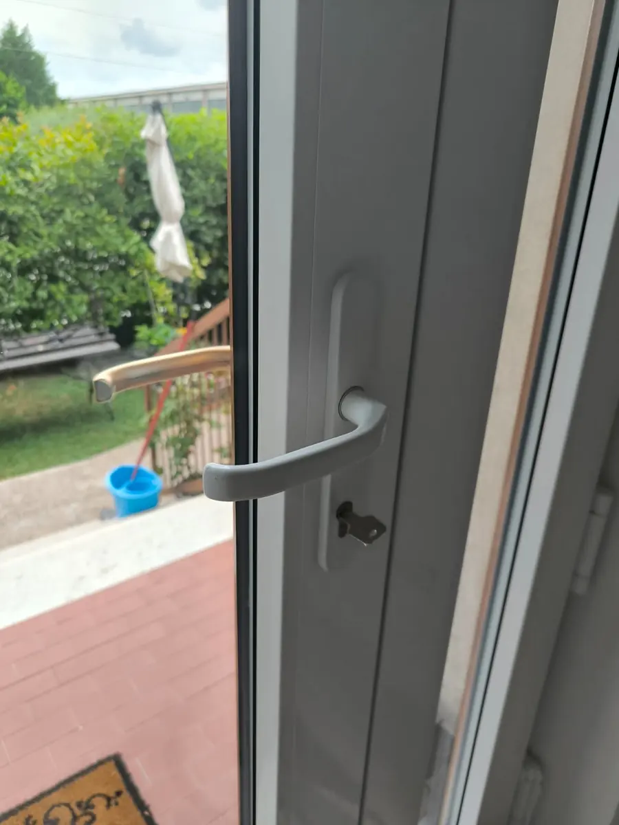 Portafinestra in PVC bianco con maniglia
