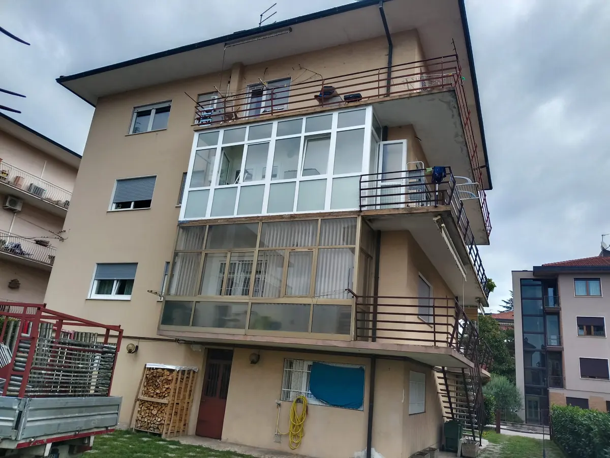 Verande su due piani di un condominio