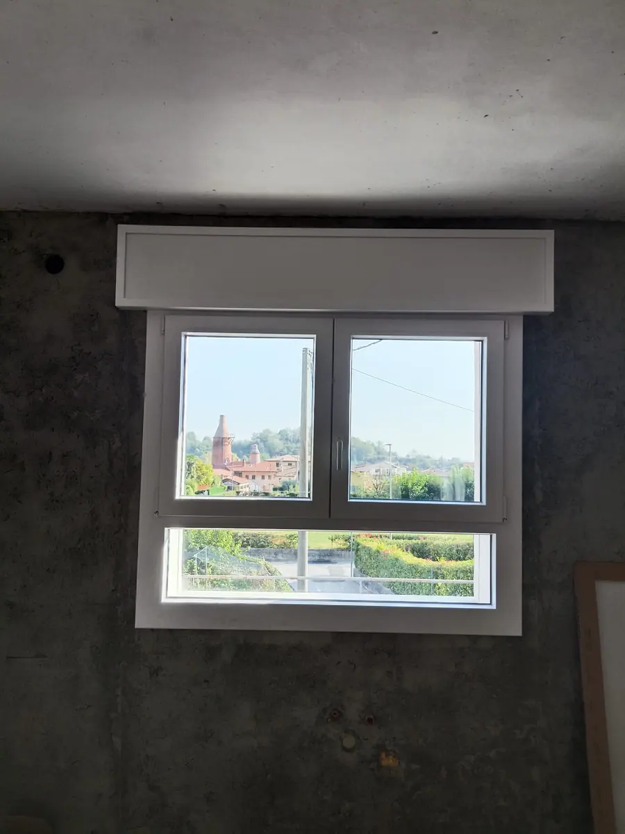 Finestra in PVC bianca con vista sulle colline