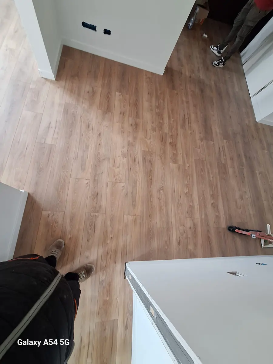 Pavimento in legno posato in una cucina