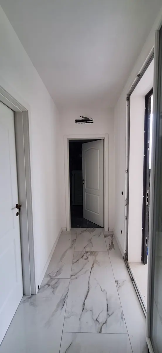 Corridoio con porte interne bianche
