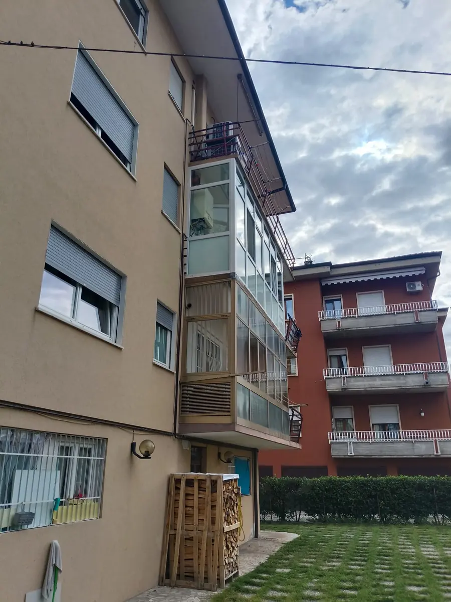 Verande in PVC sulla facciata di un condominio