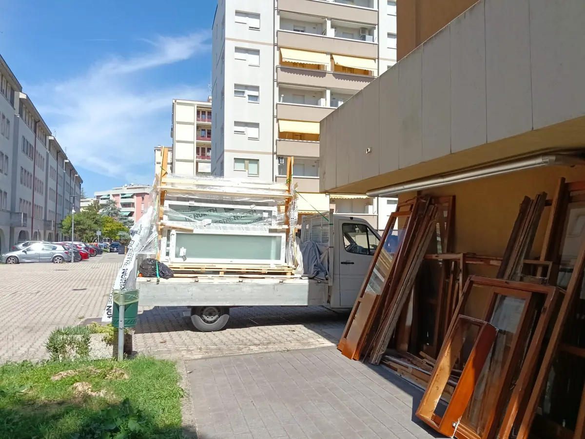 Furgone con i vecchi serramenti smontati