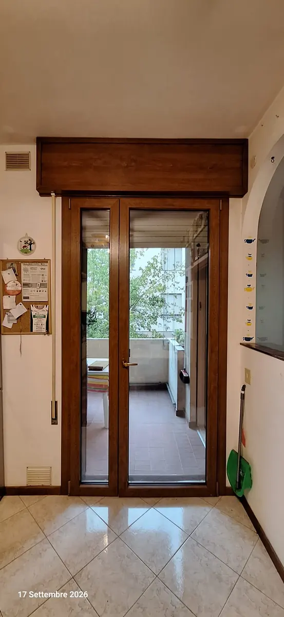 Vecchia portafinestra in legno prima della sostituzione