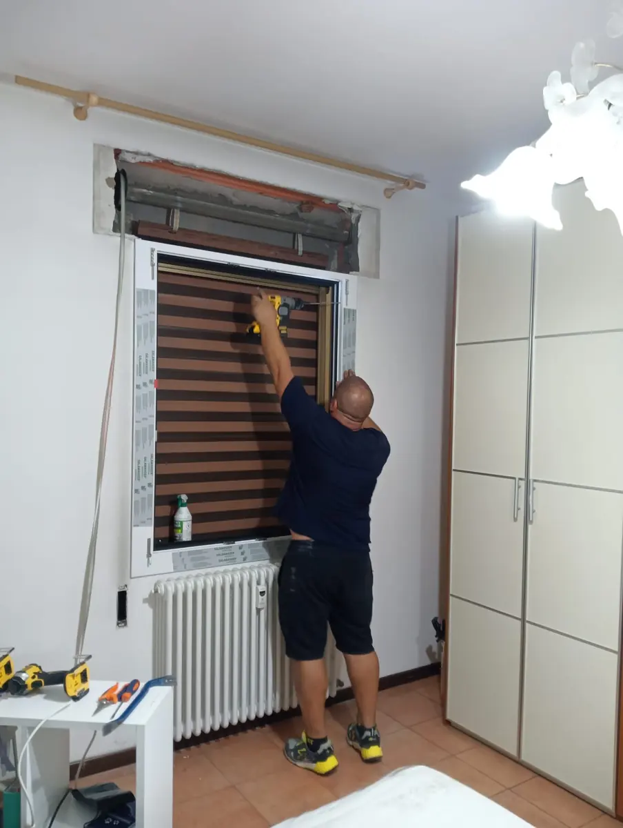 Posatore al lavoro sulla parte alta di una finestra