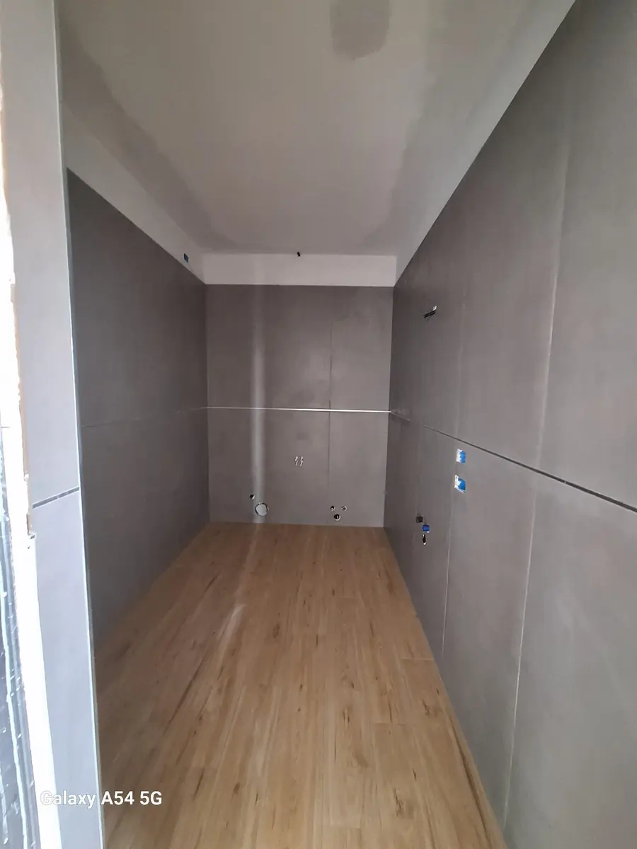 Corridoio con pavimento in legno appena posato