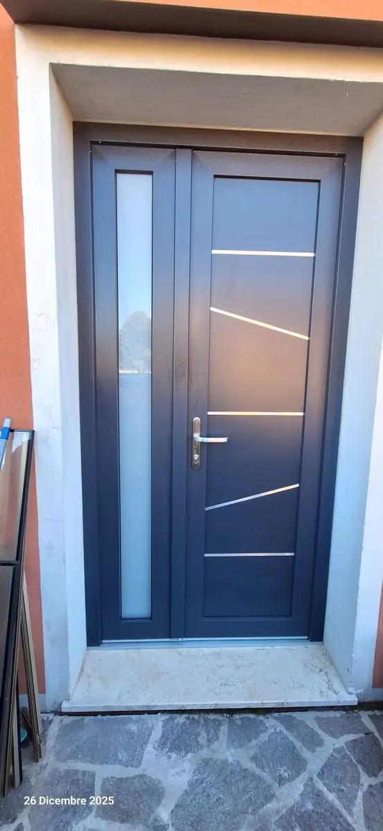 Porta antracite con vetro satinato verso l’esterno
