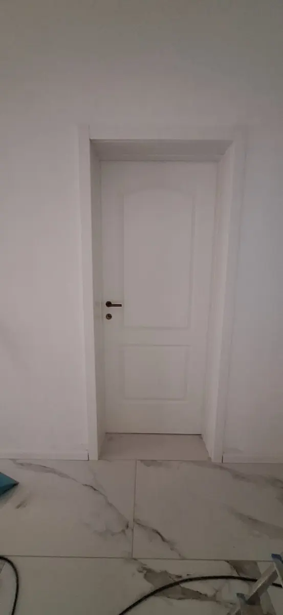 Porta interna bianca a pannelli in un corridoio